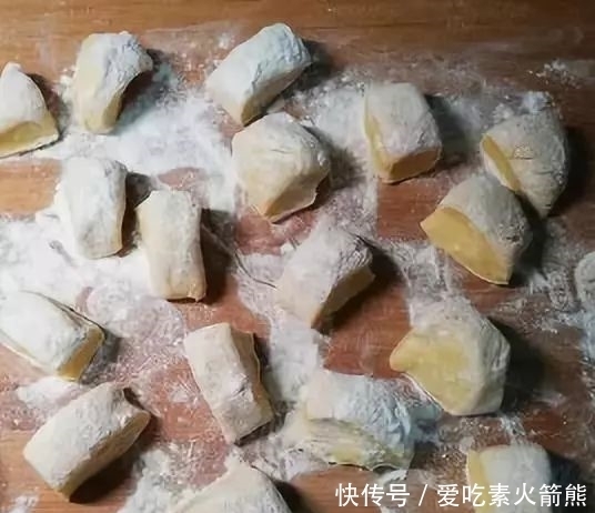 面团|红薯独特做法，不用炸，不用烤，学会给孩子做，不用买小零食了！