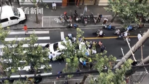  车祸|4岁男童遇车祸被压车底 危急时刻一群人蜂拥而上