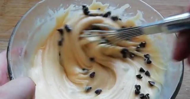  搅拌均匀|巧克力纸杯蛋糕，无任何添加剂，口感特别好，做法教给大家！