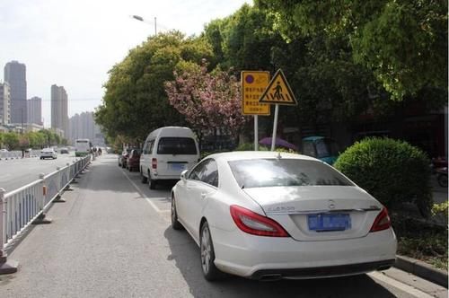  宝马车|宝马乱停车，连堵20辆车3天，女司机：挪车可以，先跟我道歉