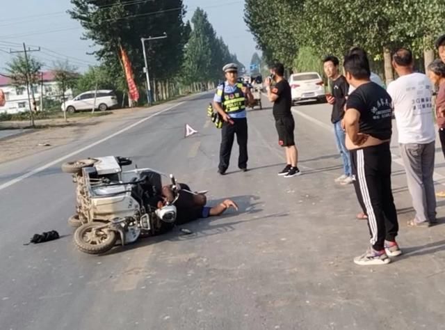 拉走|「一盔一带」未戴安全头盔,竟被民警抬上车拉走