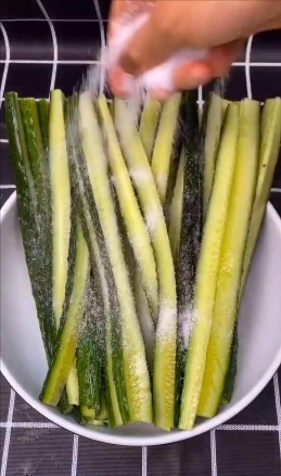  黄瓜|今天做一个腌黄瓜，早上做下午吃，清爽脆嫩，非常好吃