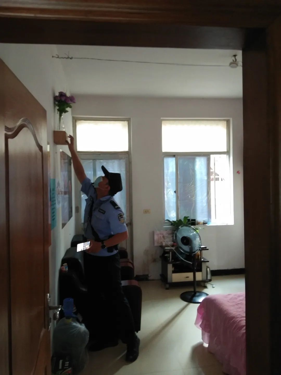 行拘|行拘！猥琐房东发现女租客老公经常住工地不回家，起歪念偷装摄像头正对小夫妻的床