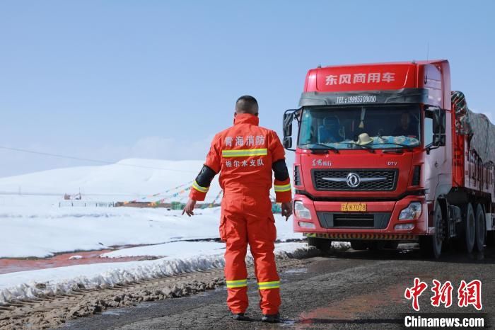 22名老年游客遭遇暴雪被困可可西里 消防紧急救援