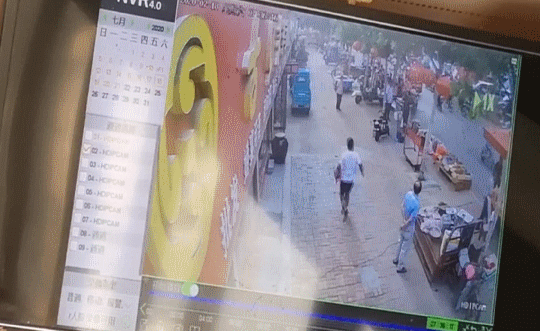 犯罪嫌疑人|男子抢了老人金项链就跑,市场管理员合力抓贼