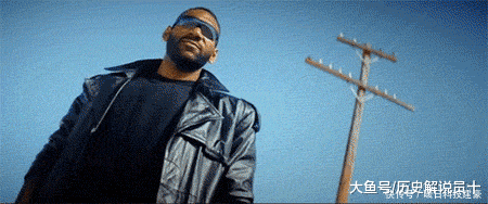 美人鱼|GIF搞笑趣图: 海边拍照要注意, 一不小心让你变成美人鱼