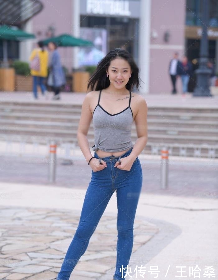 设计|街拍:嫌衣服设计太长,直接打了“死结”,这样穿有什么亮点?