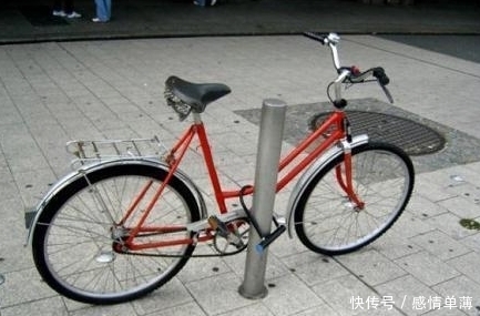 不锁|搞笑图片幽默段子:?这样锁车有必要么,感觉跟不锁一样,哈哈