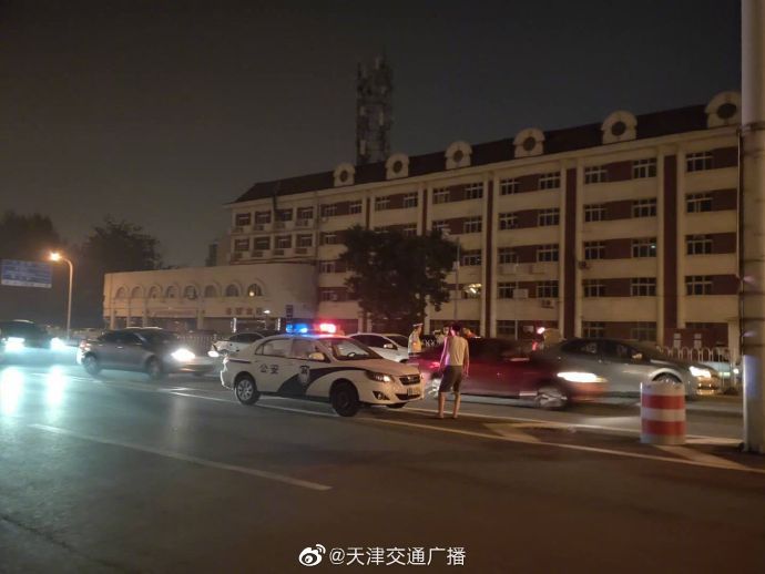  天津|天津 卫国道上四车追尾