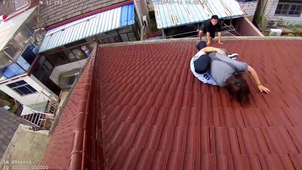 屋顶|宝应19岁女孩欲轻生，这个辅警拼了