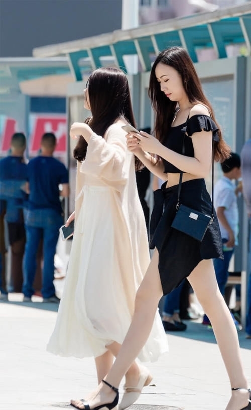 牛仔|花瓣边一字肩搭配牛仔衬衫裤,清凉大方,尽显白皙大长腿