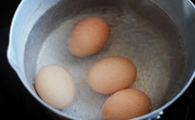 把蛋|烹调科学如何控制水煮蛋,让“蛋黄”固定在正中间不偏移