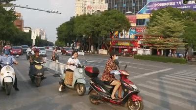 电驴|闯红灯、逆行、不按车道行驶…这些骑电驴的被交警曝光,有你吗?