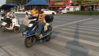 电驴|闯红灯、逆行、不按车道行驶…这些骑电驴的被交警曝光,有你吗?