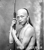  加里曼丹岛上|印尼著名猎头族——达雅人的恐怖习俗和他们用来砍人头的曼道刀！