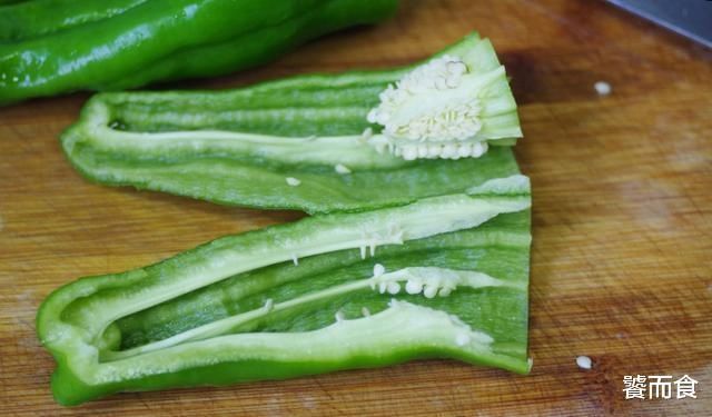 喜欢吃|青椒的独特做法，不用炒，不用煮，还不凉拌，简单好吃