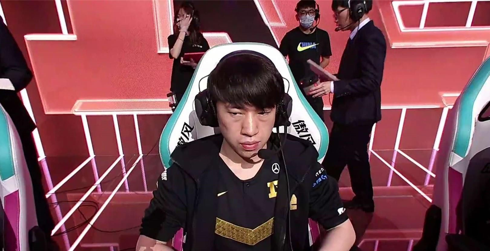  挽救|RNG四保一挽救小虎“退役之战”，香锅泪目：小虎不怂排LPL中单前三