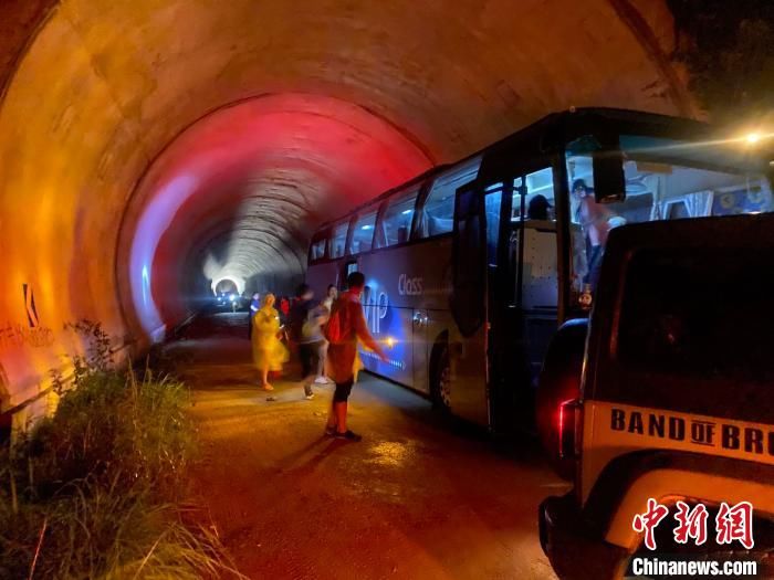 成功|台风夜大山峡谷3小时拉网搜寻 成功找寻劝退32名驴友