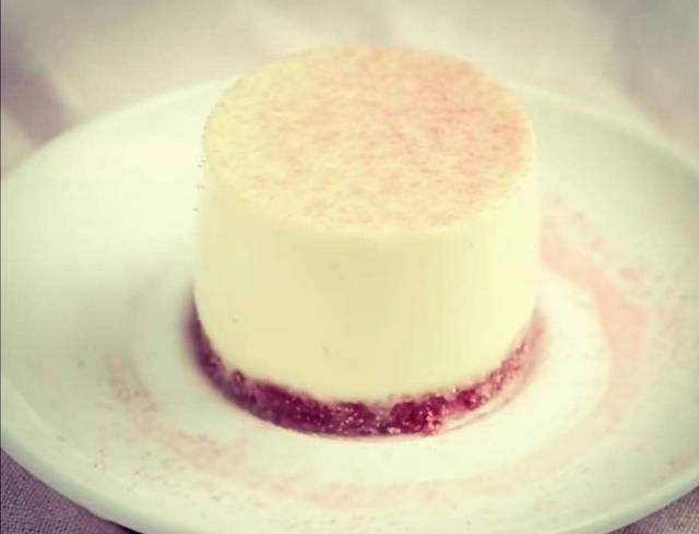  粉色|心情不好的时候，自己做上一款简单好吃粉色系奶冻蛋糕，会很开心