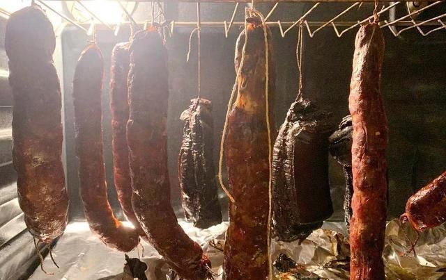 咸蛋黄|美味不用等,香肠、蛋黄酥、半芝士布丁烧、抄手、草莓芝士蛋糕