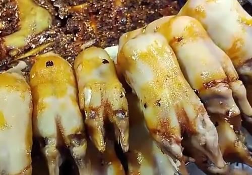 先卤|夜市烤猪蹄成女孩最爱!先卤后烤入味又软糯,满满胶原蛋白太诱人