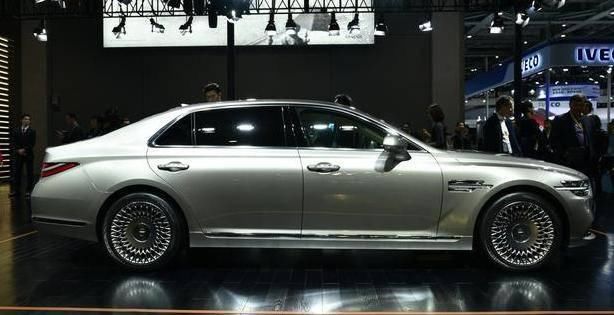 亮出|终于亮出新“王炸”！车长5米49，搭3.3T引擎，媲美A8