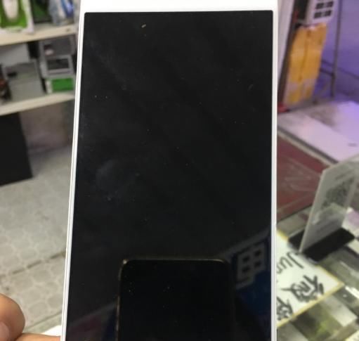  低头|爸爸低头玩手机，转眼孩子就不见了，酿成了一辈子的悲痛