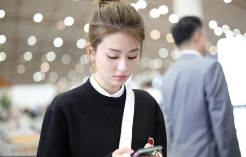  桃心|乔欣街拍：桃心黑色针织衫 Fendi银灰色法棍包乖巧学院风