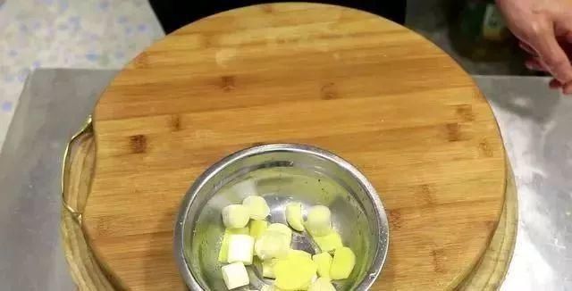  煸炒|教你煸炒鸡正宗做法，只需简单几步，比饭店做的都好吃