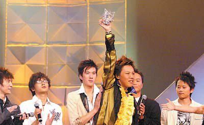  幕后|曾是入围金像奖的选秀冠军，他人气暴跌转幕后十年，被称情歌王子