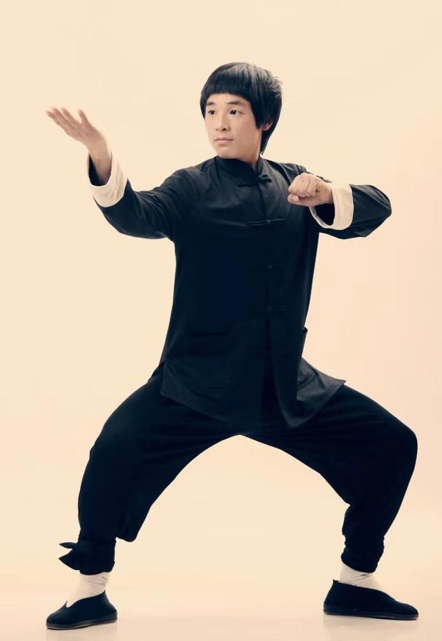  李小龙|现代李小龙炮轰成龙：亲生女儿你不管，和房祖名十年没吃过一顿饭