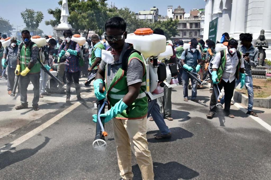 马路|印度新冠患者租三轮车去医院途中去世,被扔在马路中间无人照看