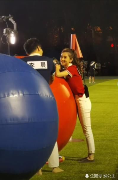  唐婉如|《奔跑吧8》张大大被蔡徐坤折磨成唐婉如！baby这身显腿短！