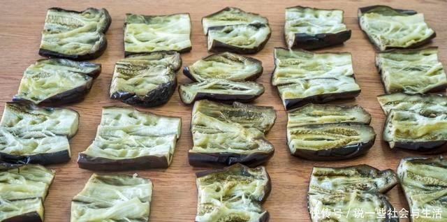 简单|教你在家晒茄子干,1次晒6斤不够吃,做法简单,放12个月不坏