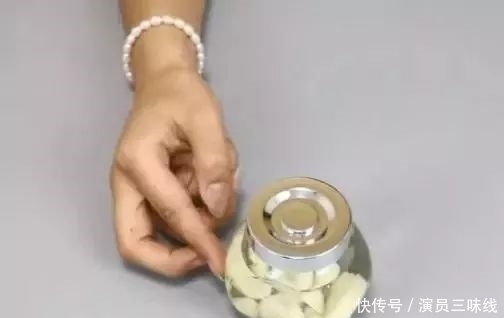 厉害|白酒里放入几颗大蒜太厉害了,活了28年才知道,学会受用一辈子