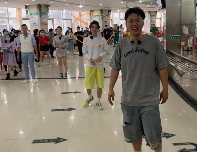  身高|王俊凯路拍生图曝光，失去十级精修效果后，这身高我没眼花吧