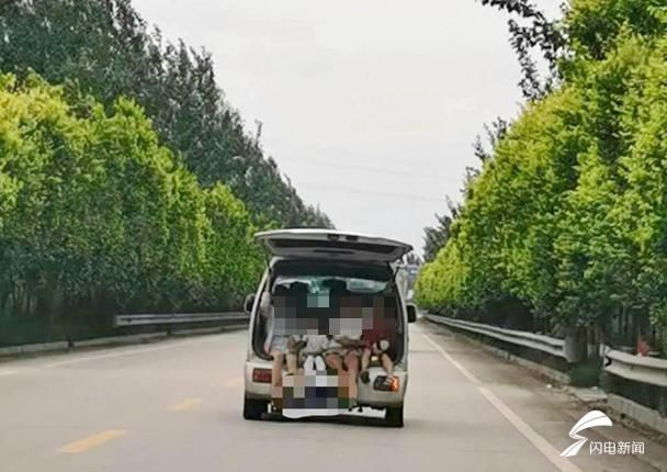 冠县交警|30秒｜心真大！冠县一面包车省道上超员行驶，后备箱大敞“遛”着4个娃