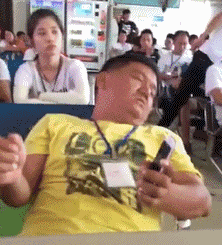 搞笑|搞笑GIF:小弟弟你这么小就会撩妹啊