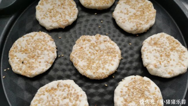 酥脆|糯米粉最好吃的做法,开水一烫一搅,香甜酥脆,出锅孩子吃美了