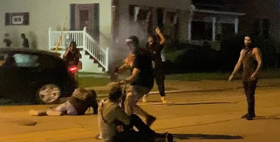 当地|17岁白人少年开枪打死两个黑人 媒体：他很崇拜警察