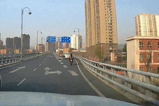 绿化带|@晋A518YF，看把你厉害的，碾压绿化带右转