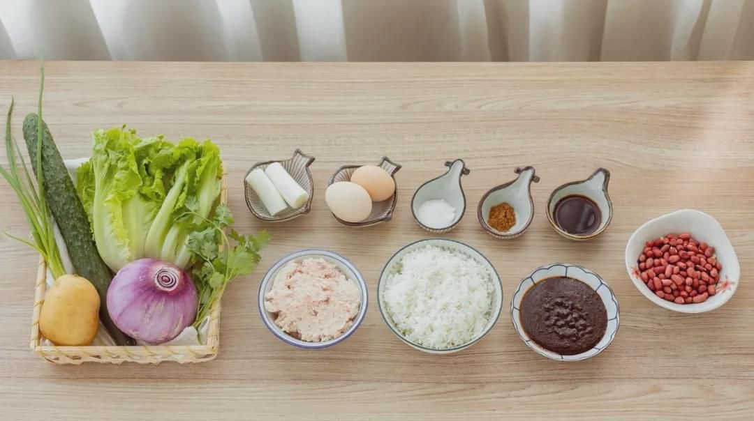  菜包饭|碗都不用洗! 大热天最爱这种懒人菜, 拌一拌就好吃