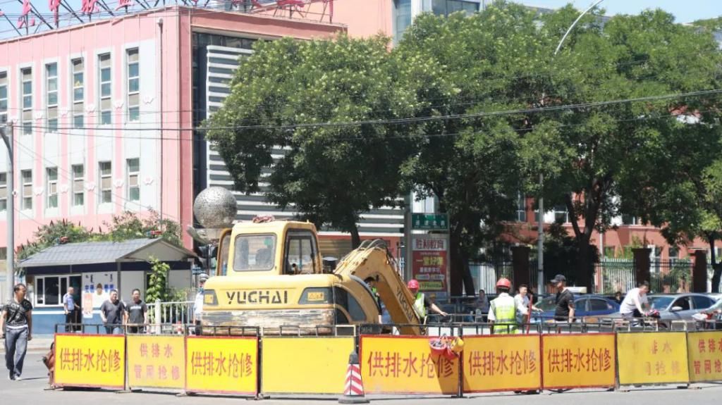  深坑|路塌了! 呼市这个路口惊现约3米深坑，污水无法排放，如不及时处理.....