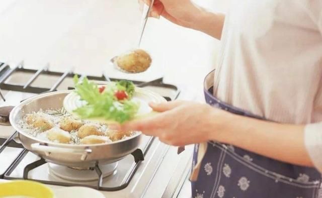 危害性|家里做饭的人注意：2种油不能经常用，它们的危害性不比地沟油小