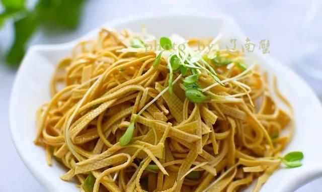  餐馆|简单四步做一个抢手凉菜，十分钟就能搞定，去餐馆吃要二十八