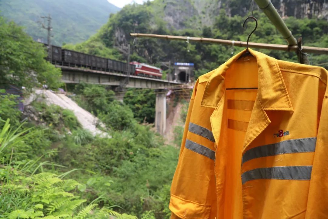 铁路|大雨来袭！两位老兵徒步走进深山里