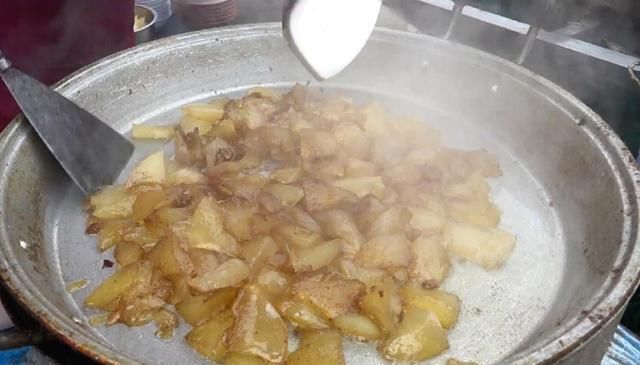 双庙凉粉|夫妻小镇上卖“炒果冻”,每天限量200碗,常有人驱车10里来排队