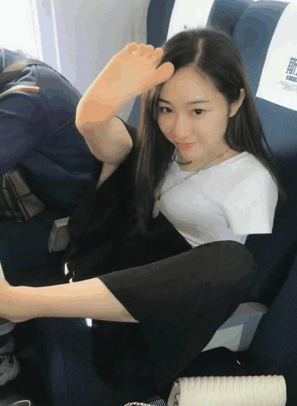 放在|高铁上看见有一双脚放在了桌板上，男子刚想过去辱骂却被感动了