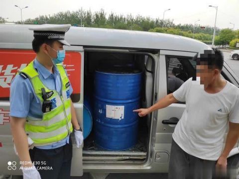  运输|高考点位执勤交警及时查处违法运输危化品车辆 消除安全隐患