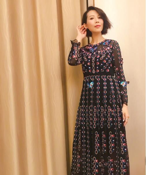 不见|蔡少芬气质真不赖,这么花哨的连衣裙也能驾驭,高级感一点不见少